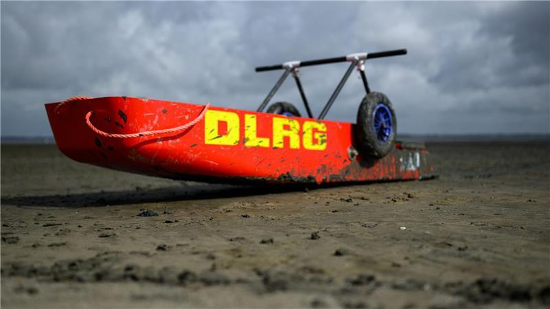 Rutschende Retter - DLRG setzt auf Schlitten für Wattrettung Schlickschlitten wurden einst von Fischern an der Nordsee genutzt, um damit Netze aufzustellen.