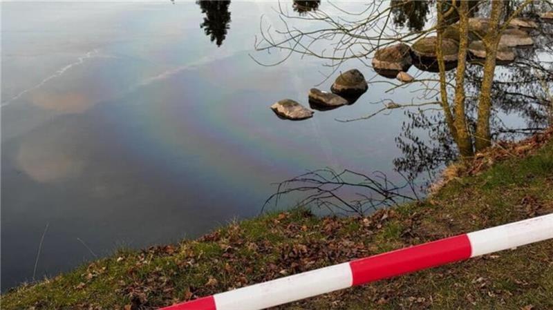 Giftalarm für den Apenser Teich: Verursacher ermittelt Schlieren und beißender Geruch am Dorfteich in Apensen gaben Grund zur Besorgnis.
