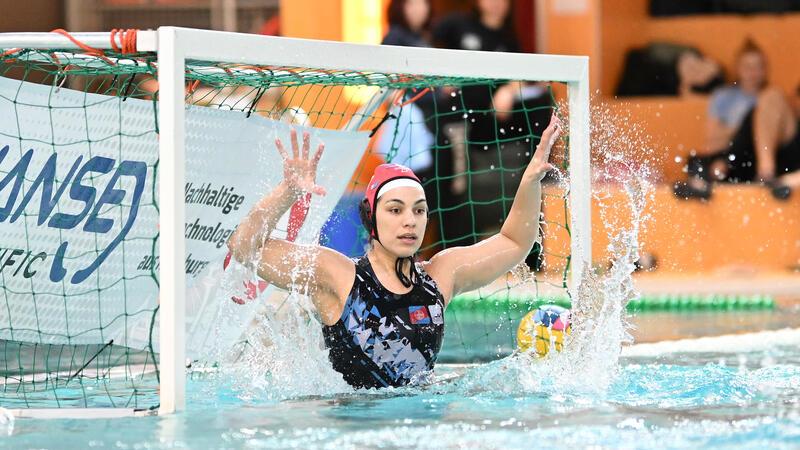 Schlikis fotografiert unter anderem Handball, Fußball, Hockey, Tanzsport und hier: Wasserball beim ETV Hamburg.