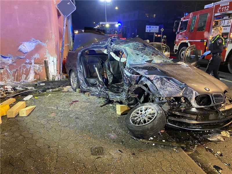 Schlimmer Anblick: Aus diesem Autowwrack wurden die vier Schwerverletzten befreit. Foto: Timm Gerken/Feuerwehr Buxtehude