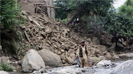 Schlimmes Erdbeben in Afghanistan: Ein Mann geht an einem vom Erdbeben zerstörten Haus vorbei.