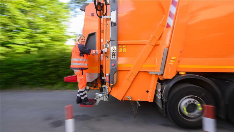 Schlimmstenfalls kann es durch die leicht entzündlichen Lithium-Batterien zu Bränden im Müllfahrzeug oder in der Recyclinganlage kommen.