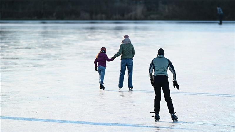 Nach eiskalten Temperaturen wird es etwas wärmer Schlittschuhläufer sind bei blauem Himmel und Sonnenschein in Ostfriesland unterwegs.