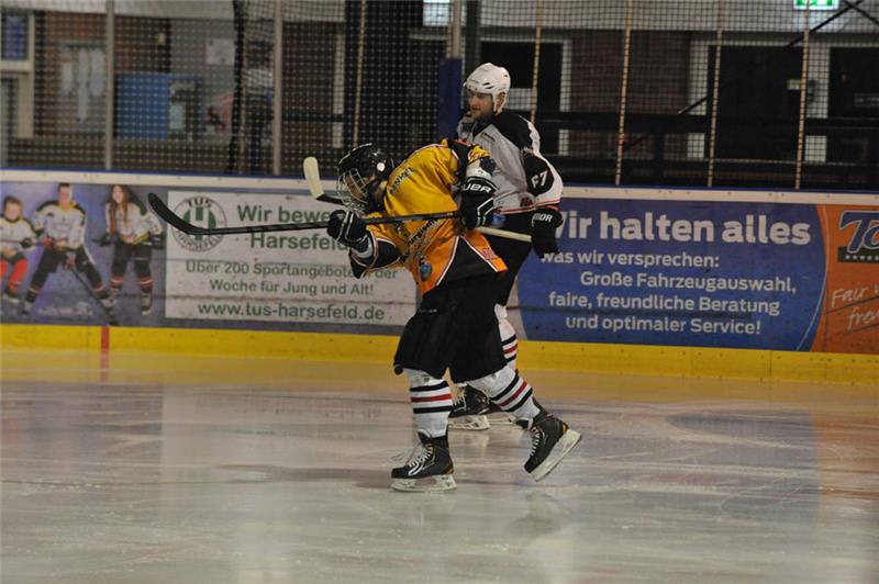 Schlittschuhlaufen und dabei mit dem Schläger den Puck treffen - Redakteur Alexander Schulz hat damit so seine Probleme. Foto: Berlin