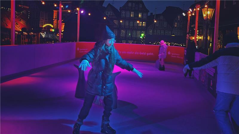 Preise, Atmosphäre, Programm: Der Stader Weihnachtsmarkt im TAGEBLATT-Check Schlittschuhlaufen vor stimmungsvoller Kulisse: die Eislaufbahn am Fischmarkt.