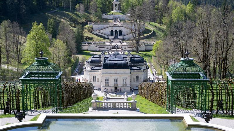 Bayern huldigt seinem „Kini“ Ludwig II. Schloss Linderhof zählt wie andere Schlösser Ludwigs zum Welterbe. (Archivbild)
