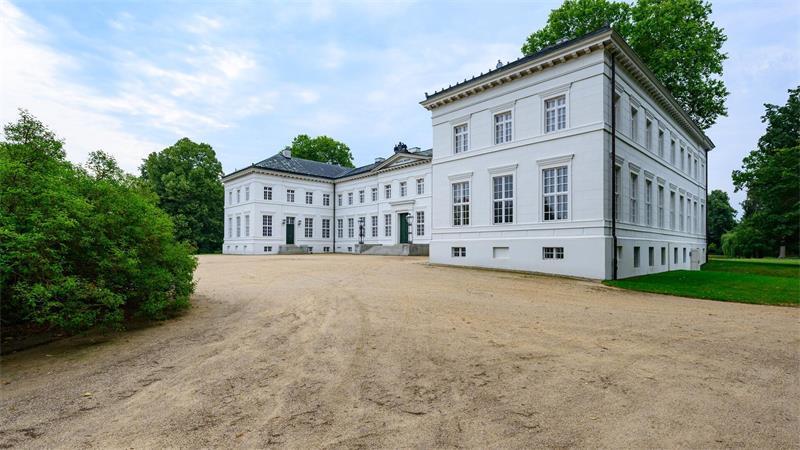 Er ist zurück: Was auf Merz nun zukommt Schloss Neuhardenberg: Hier findet am Dienstag und Mittwoch die Kabinettsklausur statt. (Archivbild)