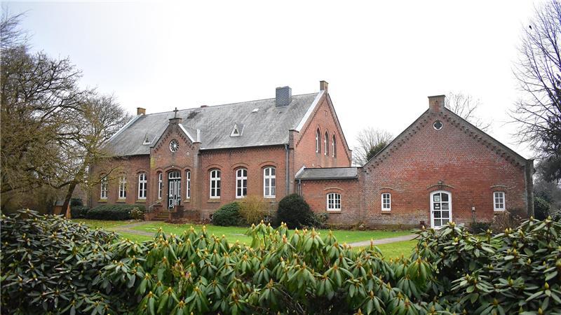 Das Pfarrhaus und die Pfarrscheune in Balje.