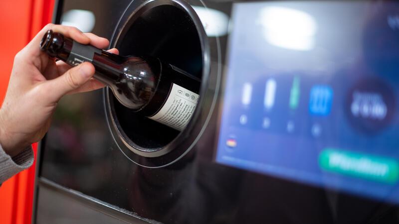 Recht auf Pfand: „Es ist wurscht, ob die Dose zerdrückt ist“ Schluckt der Automat die Flasche? Rund um die Leergut-Rücknahme gibt es immer wieder Ärger.
