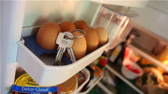 Schlüssel im Kühlschrank? Betroffene einer Demenz neigen dazu, Gegenstände an ungewöhnlichen Stellen zu verlegen.