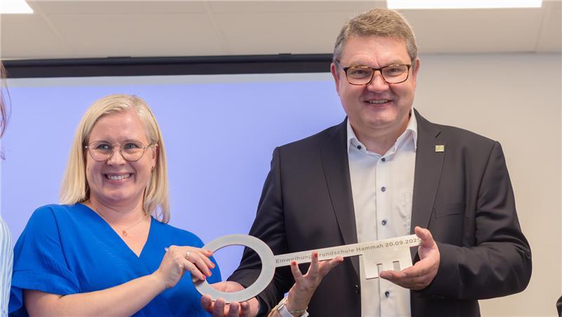 Schlüsselmoment 2025: Holger Falcke und Sabine Dede, Rektorin der Grundschule Hammah.