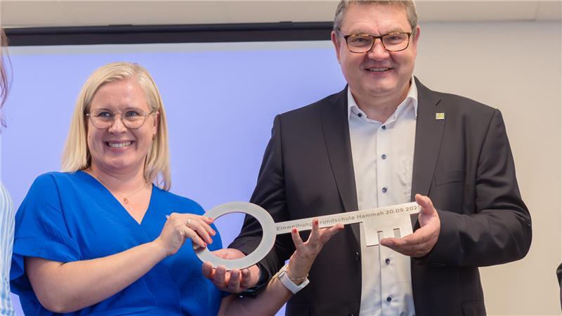 Millionen-Projekt eingeweiht: Kinder gestalten Schule in Hammah mit Schlüsselübergabe: Samtgemeindebürgermeister Holger Falcke und Rektorin Sabine Dede.