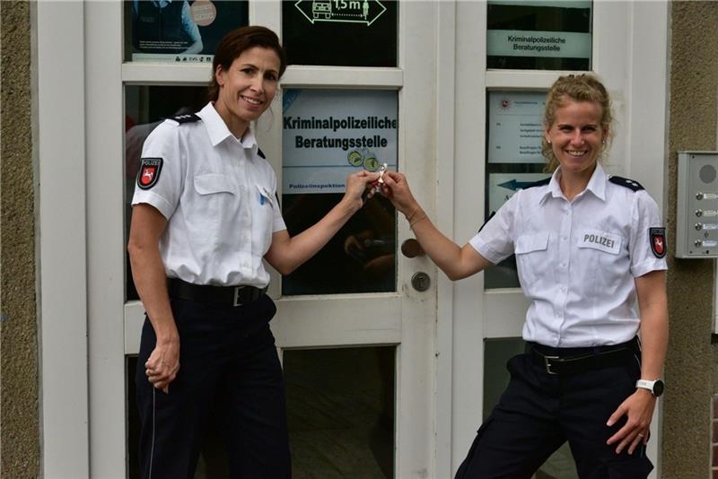 Schlüsselübergabe bei der kriminalpolizeilichen Beratungsstelle : Svenja Wigger (links) geht, Farina Stinski kommt. Foto: Beneke