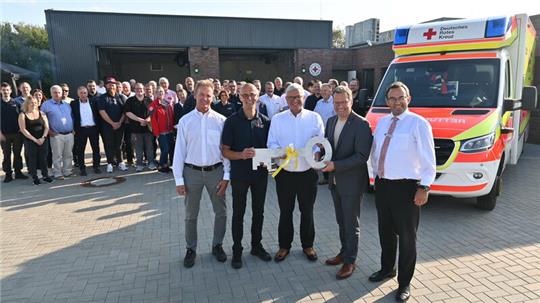 Schlüsselübergabe für die Rettungswache Altes Land in Guderhandviertel mit Martin Lobin, Wachenleiter Bernd Tiedemann, Michael Roesberg, Kai Seefried und Thorsten Heinze (von links).