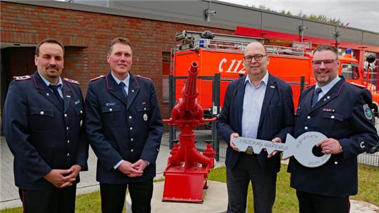 Schlüsselübergabe fürs neue Feuerwehrgerätehaus: Ortsbürgermeister Christoph von Schassen (v. links), stellvertretender Ortsbrandmeister Maik Bube, Bürgermeister Sönke Hartlef und Ortsbrandmeister Sebastian Junge.