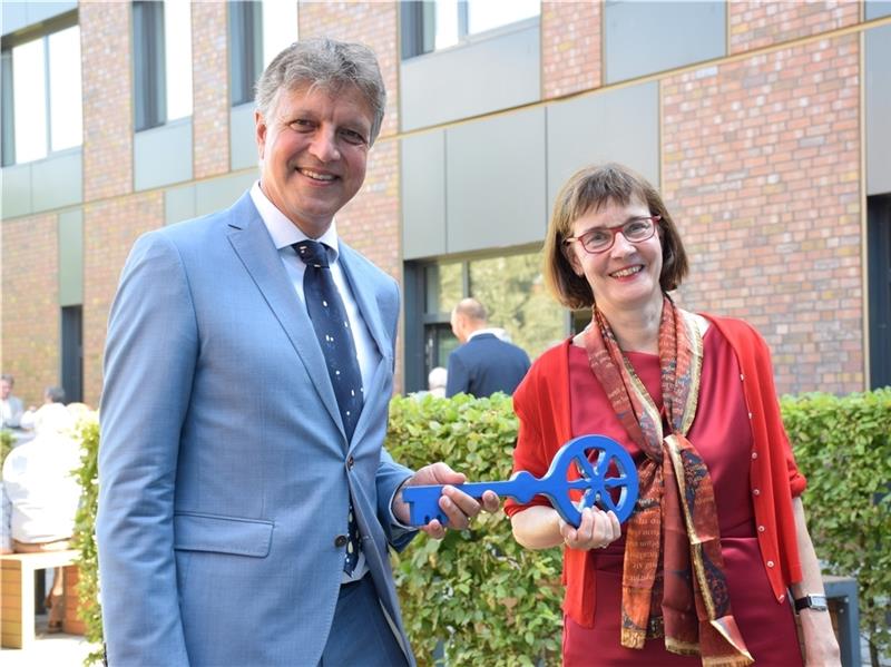 Schlüsselübergabe im Innenhof: Thomas Bardelle übernimmt von Gudrun Fiedler. Foto: Strüning