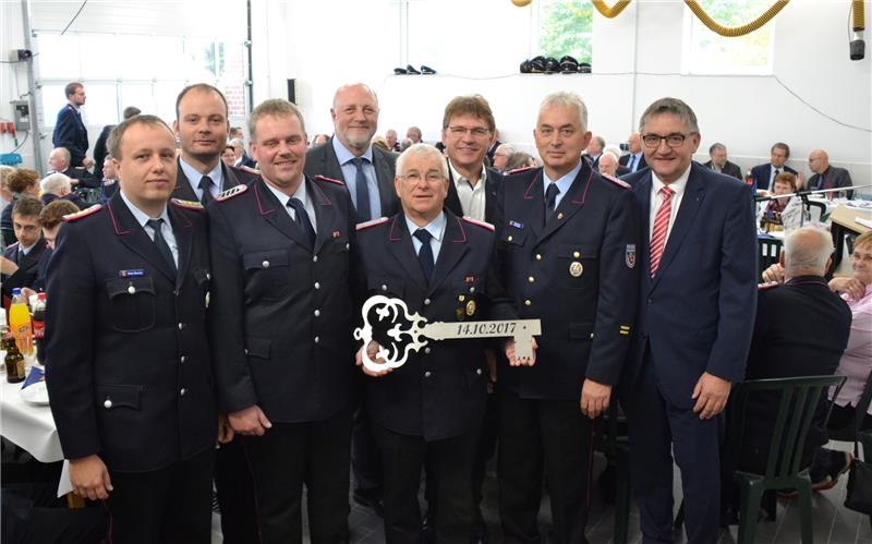 Schlüsselübergabe in Oederquart: Gemeindebrandmeister Sven Nemitz, Martin Umland, Hendrik John, Samtgemeindebürgermeister Edgar Goedecke, Ortsbrandmeister Eugen Kaschewski, Architekt Frank Fischer, stellvertretender Kreisbrandmeister Thorst
