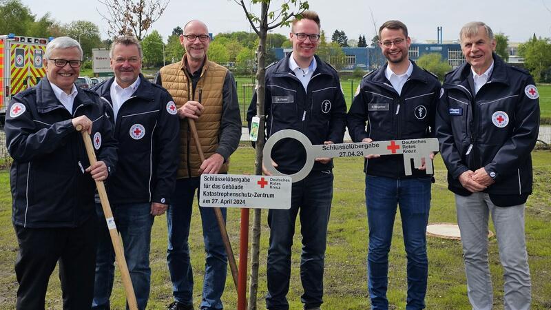 Drei Millionen Euro: Katastrophenschutzzentrum in Buxtehude ist einsatzbereit Schlüsselübergabe mit Michael Roesberg (Präsident des DRK-Kreisverbandes), Uwe Lütjen (Geschäftsführer des DRK-Kreisverbandes), Andreas Weikusat (1. Vorsitzender DRK Buxtehude), Michael Fürste (Bereitschaftsleiter des DRK Buxtehude), Nils Weingartner (stellvertretender Bereitschaftsleiter des DRK Buxtehude), Rolf Riggers (Vizepräsident des DRK-Kreisverbandes). Foto: DRK