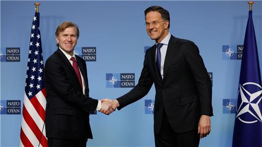 Schlug an der Seite von Nato-Generalsekretär Mark Rutte überraschend versöhnliche Töne an: US-Verteidigungsstaatssekretär Elbridge Colby (l).