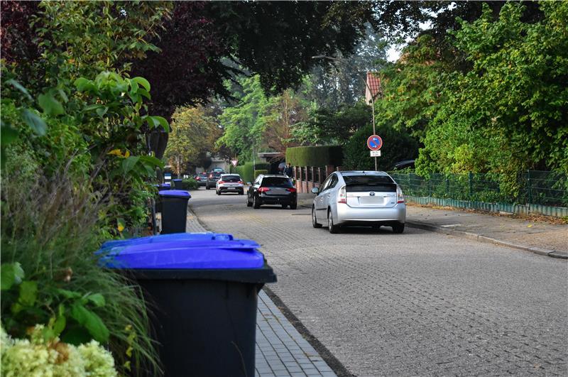 In Horneburg gefährden Elterntaxis Kinder - Anwohner von Verkehr genervt Autos fahren den Leineweberstieg bis zur Issendorfer Straße bergab.