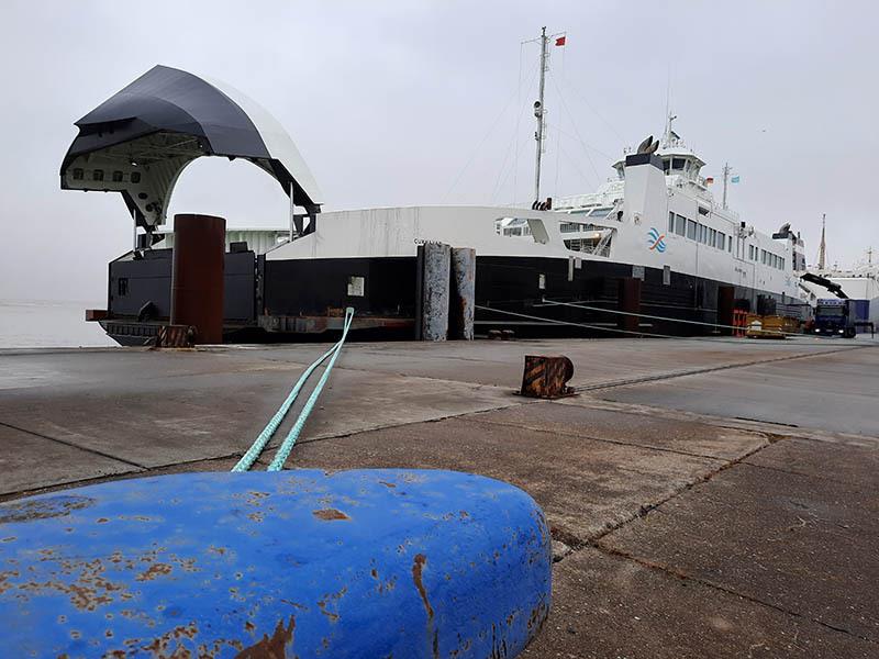Schluss mit Leinen los: Die Elbferry Cuxhaven-Brunsbüttel ist schon wieder Geschichte. Das Unternehmen teilte am Mittwoch mit, den Dienst einstellen zu wollen. Erst vor wenigen Wochen, war der Antrag auf Insolvenz gestellt worden. Foto: Sassen