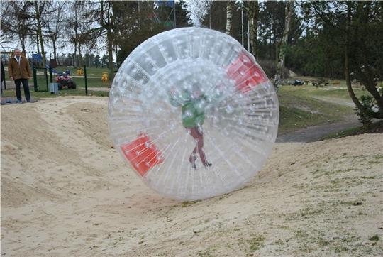 Schluss mit lustig im Freizeitpark Nottensdorf wie hier beim Zorbing. Der große Ball wird ebenfalls nach Fredenbeck verfrachtet. Foto: Archiv