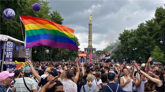 Schlusspunkt des Demo-Umzugs war die Siegessäule.