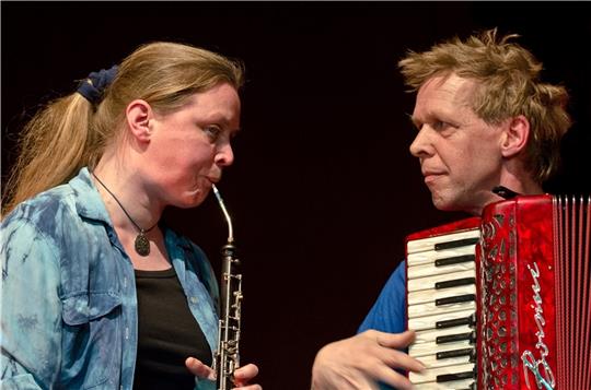 Schmarowotsnik in Aktion: Das Kieler Duo spielt seit 20 Jahren jiddische Lieder auf Oboe und Akkordeon. Foto: K.-H. Hansen
