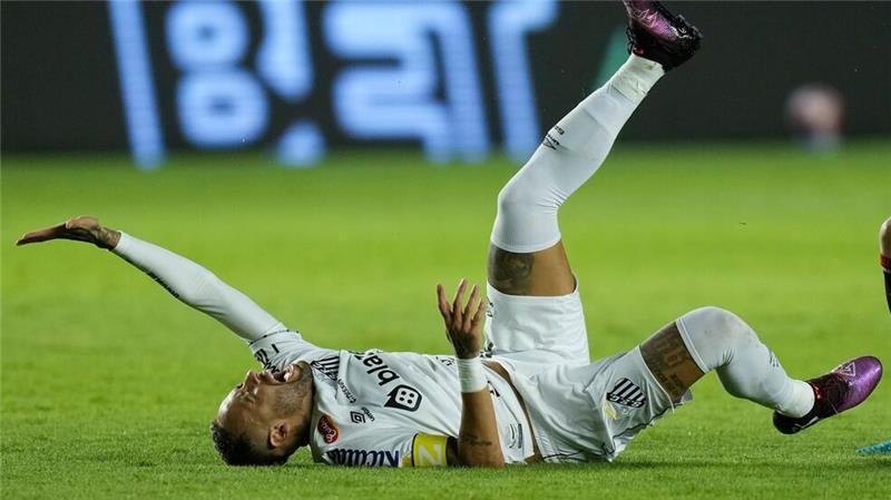 Schmerzhafter Moment: Neymar nach Foul bei Santos-Spiel am Boden