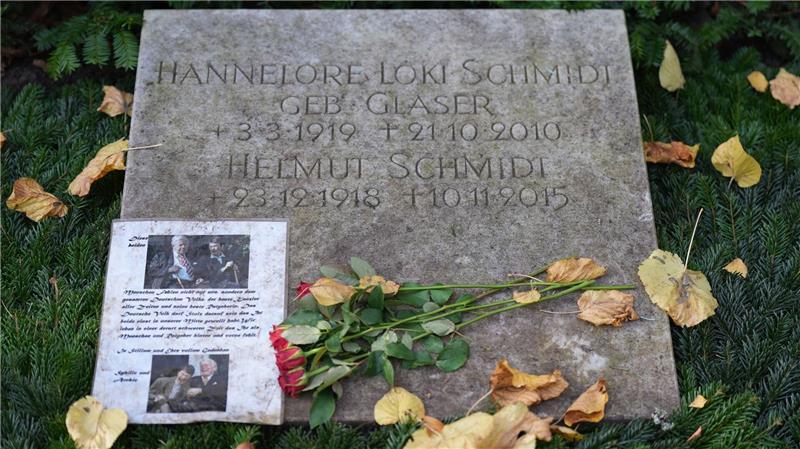Schmidt sei der beste Kanzler aller Zeiten gewesen, heißt es auf einem auf dem Grabstein abgelegten Schreiben.