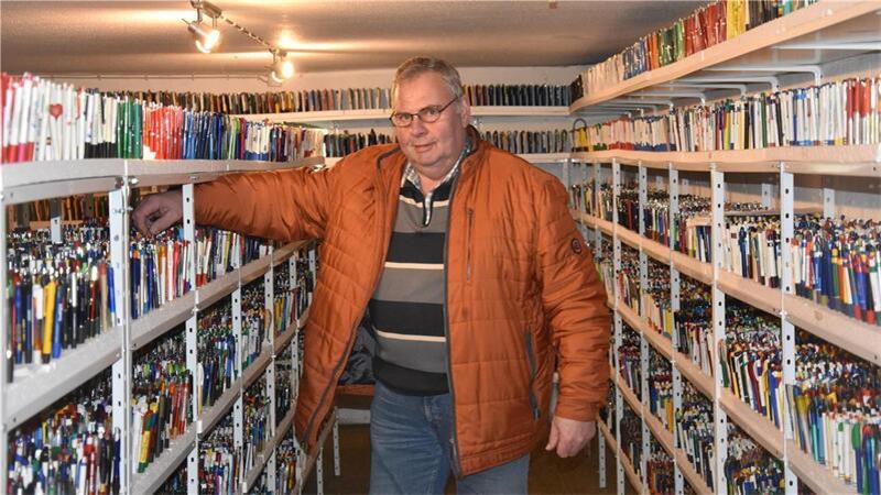 Schmidts Schützenbruder Herbert Tomforde aus Malstedt kann’s kaum glauben, dass man so viele Kugelschreiber sammeln kann.