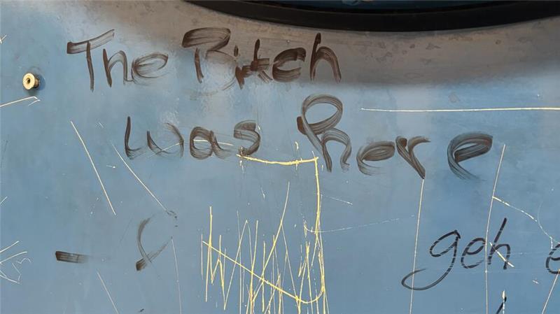 Schmierereien auf der Frauentoilette am Bahnhof.