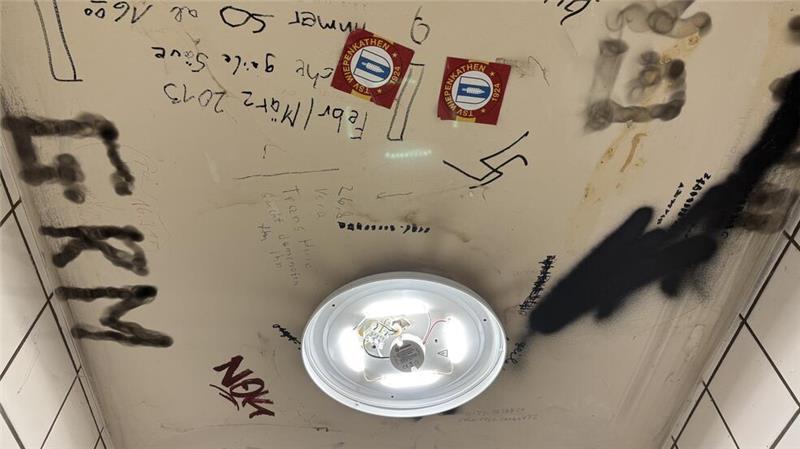 Schmierereien inklusive Hakenkreuz: Die Decke im Männerklo am Hafen.