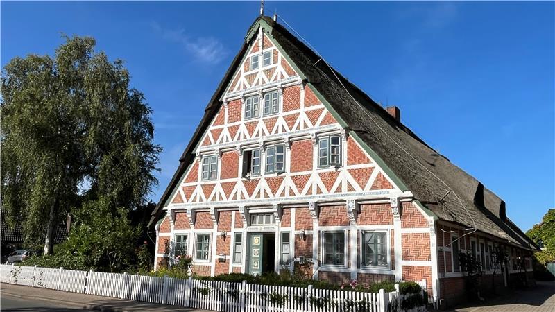 Schmucke, teils denkmalgeschützte Altländer Fachwerkhäuser prägen die L140.