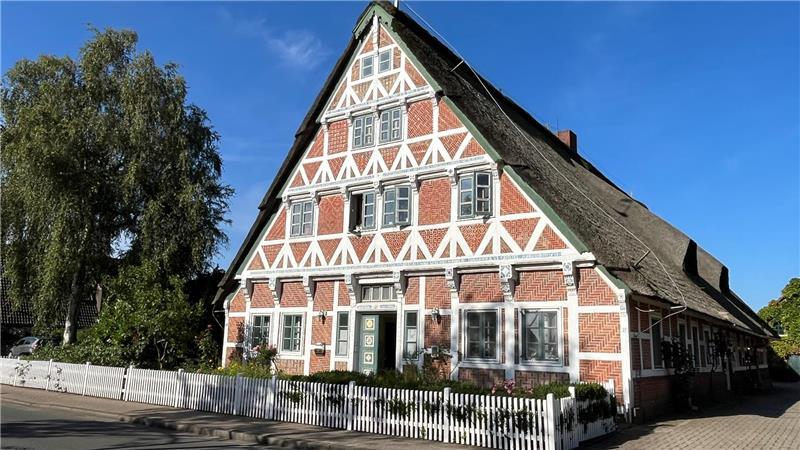Schmucke, teils denkmalgeschützte Altländer Fachwerkhäuser prägen die L140.