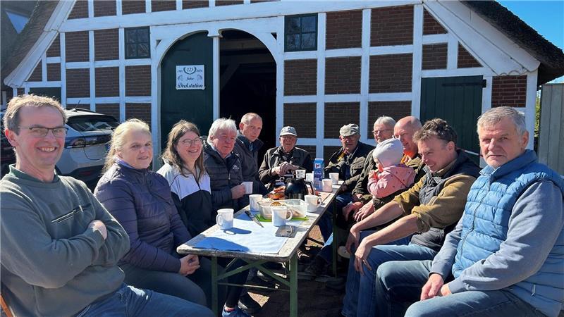 Schnacken bei Kaffee und Mettbrötchen. Mittwochs ist „Mettwoch“ auf der Deckstelle Großenwörden.