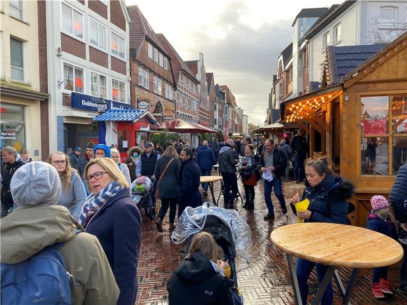 Schnacken, snacken, shoppen: Am Nachmittag füllt sich die Buxtehuder Altstadt mit Besuchern, wie der Blick in die Lange Straße zeigt. Fotos: Lepél