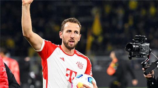 Schnappte sich nach der Partie beim BVB den Spielball: Dreierpacker Harry Kane.