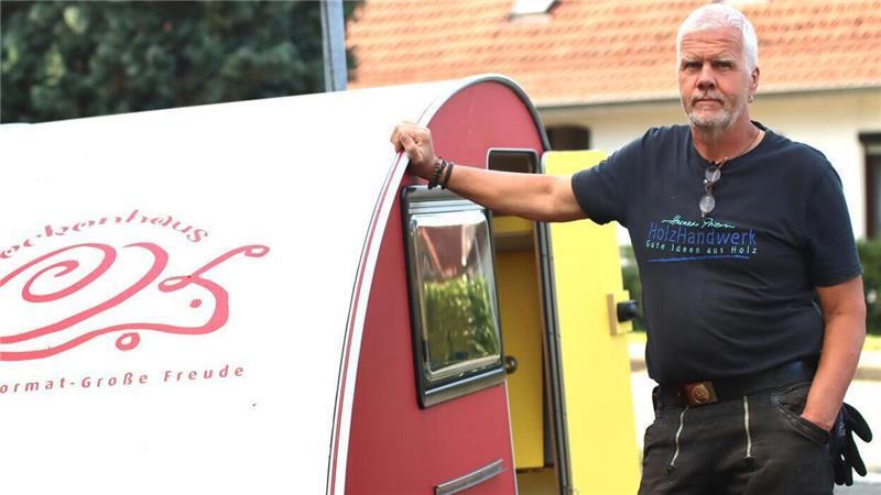 Diese Schneckenhaus-Wohnwagen aus dem Nachbarkreis sind kleine Raumwunder Tischler Harald Prien vor einem Schneckenhaus-Wohnwagen.