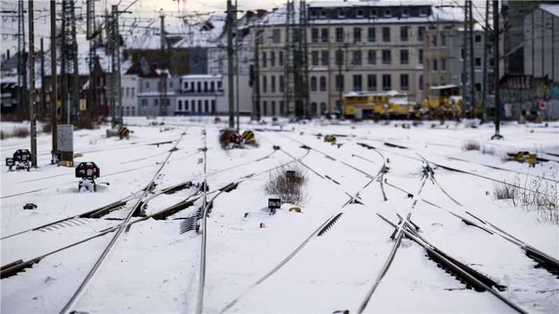 Schnee, Eis und Kälte bremsen den Bahnverkehr in Niedersachsen.