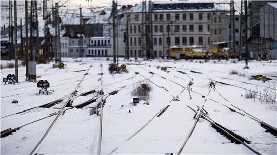 Schnee, Eis und Kälte bremsen den Bahnverkehr in Niedersachsen.