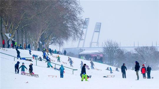 Schnee am Bremer Weserstadion. Das Bundesliga-Spiel zwischen Werder und Hoffenheim wurde abgesagt.
