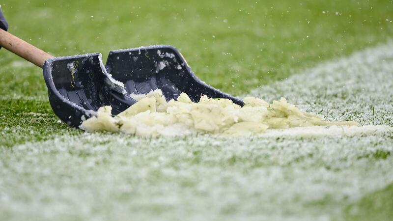 Schnee auf dem Fußballfeld: Das Frauenfußball-Topspiel Werder Bremen - VfL Wolfsburg fällt wegen des Winterwetters aus.