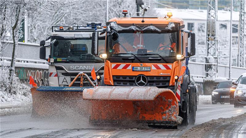 Schnee auf den Straßen sorgt für viele Ausfälle im Nah- und Fernverkehr. 