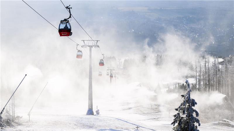Schnee aus Schneekanonen wird durch den Wind verweht.