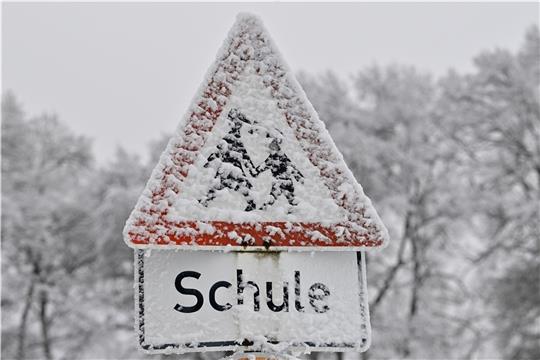 Schnee ist noch nicht da, Frost und Glätte hingegen schon. Sollte die Schule ausfallen, informiert der Landkreis Stade darüber im Radio und Internet. Symbolfoto: Kneffel/dpa