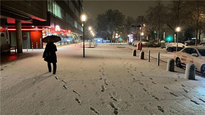 Schnee liegt am frühen Morgen in Hamburg.