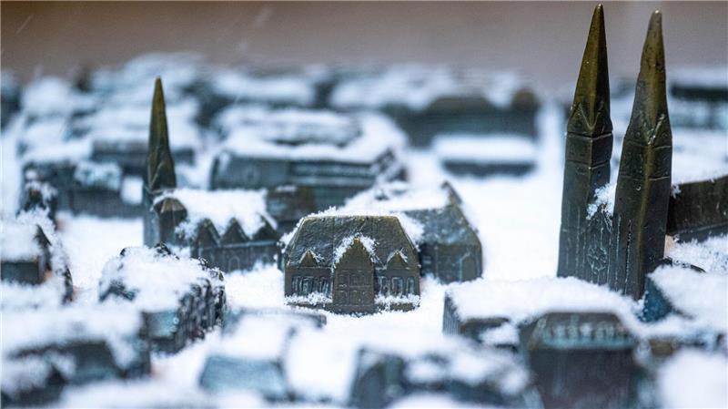 Schnee liegt auf dem für blinde Besucher gefertigten Tastmodell der Bremer Altstadt.