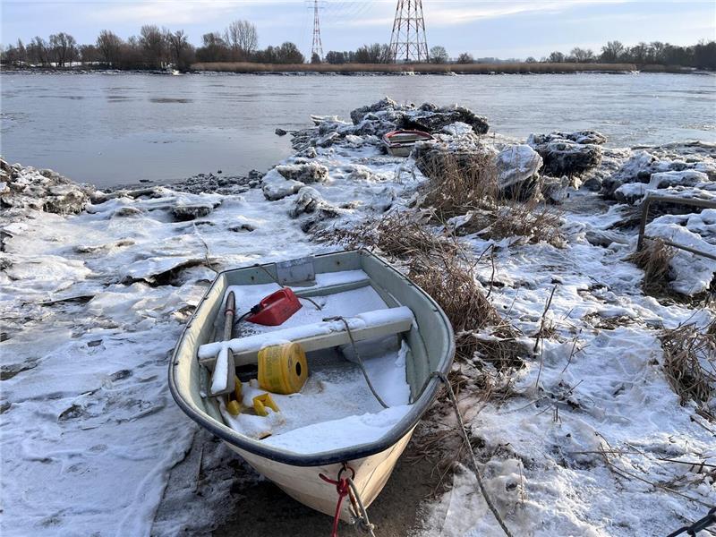Schnee liegt in den Booten der Handwerker des Campingplatzes Lühesand.