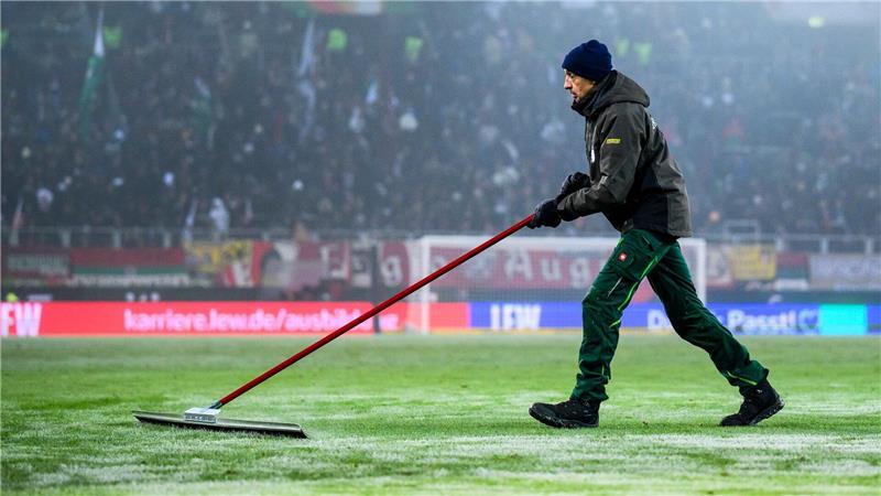Absagen, Tickets, Kleidung: Bundesliga im Wetter-Stress Schnee schippen ist angesagt: Die Fußball-Bundesliga vor dem Start. (Archivbild)